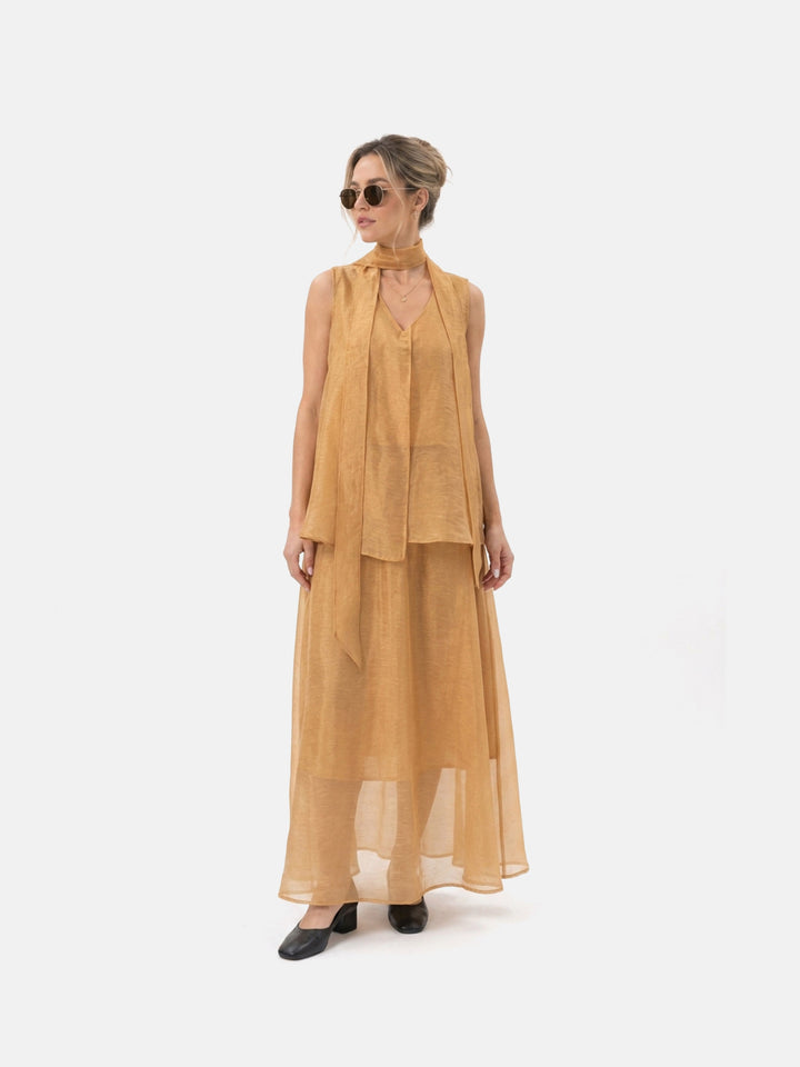 Ensemble deux pièces : top sans manches à col lavallière et jupe évasée transparente