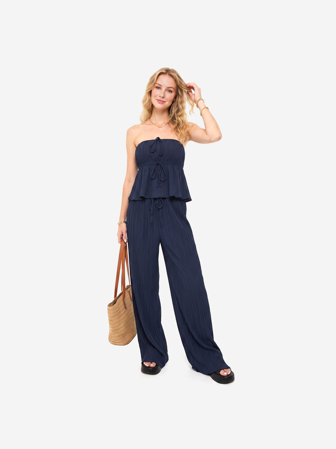 Gerüschtes Neckholder-Oberteil und weite Hose, Zweiteiler, Sommer-Urlaubs-Outfit 2026