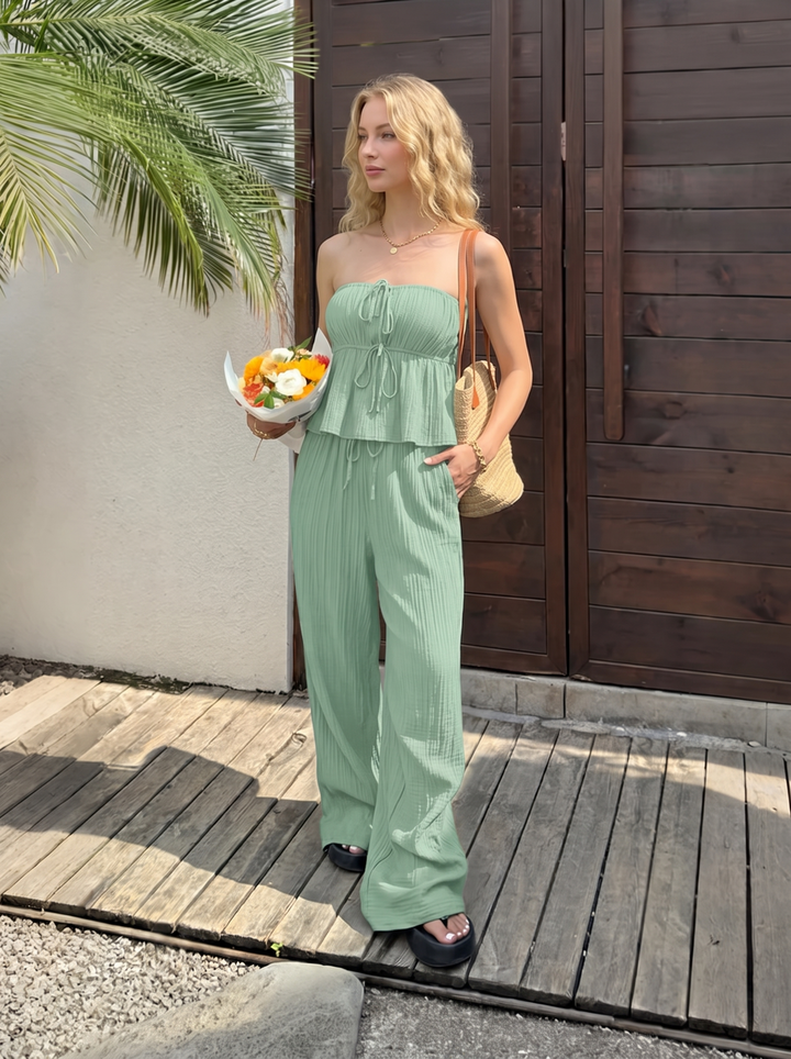 Gerüschtes Neckholder-Oberteil und weite Hose, Zweiteiler, Sommer-Urlaubs-Outfit 2026